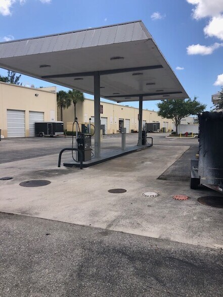 More Photos Of 2731 Vista Pky, West Palm Beach Showroom For Lease