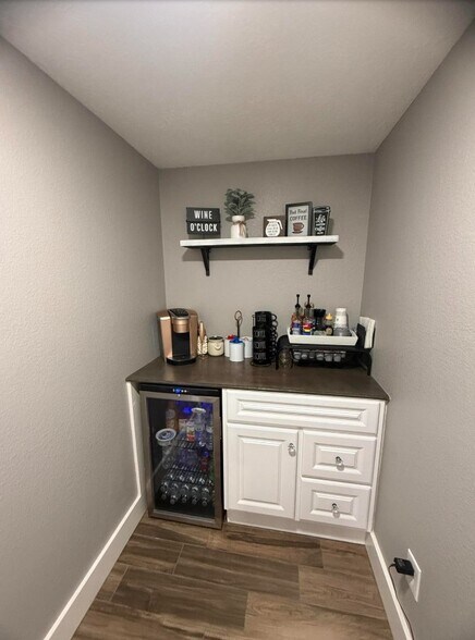 More Photos Of 1260 N Main St, Vidor Office For Sale