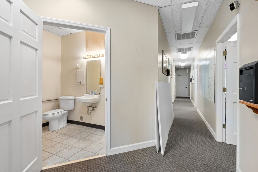 More Photos Of 1919 Boulevard St, Greensboro Office For Sale