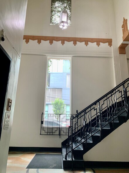 More Photos Of 7000 Romaine St, Los Angeles Showroom For Lease