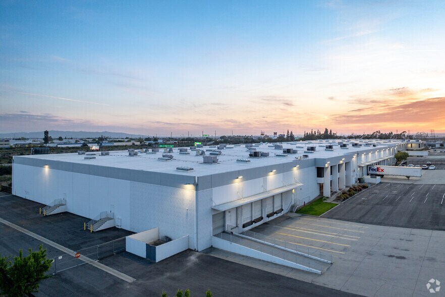 More Photos Of 1344-1388 W Foothill Blvd, Azusa Warehouse For Lease