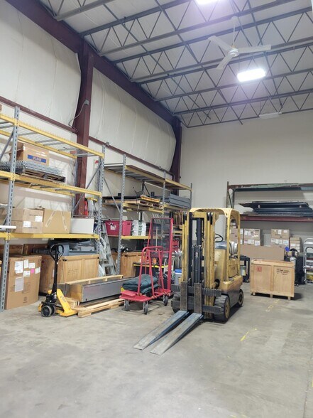 More Photos Of 14 Airport Park Rd, East Granby Light Manufacturing For Lease