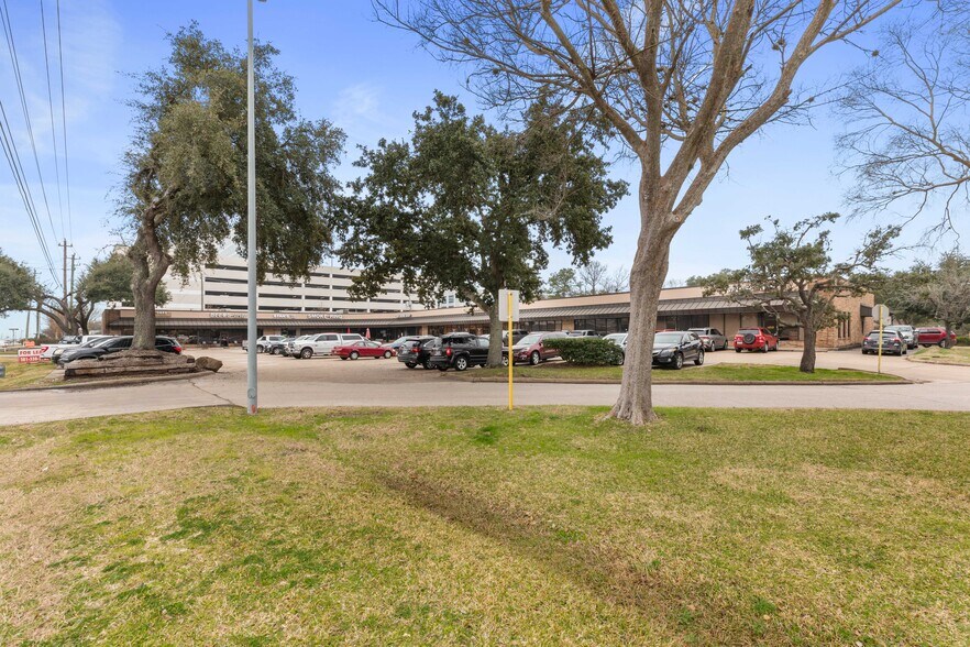 More Photos Of 16912-16972 Old Galveston Rd, Webster Unknown For Lease