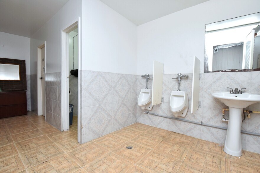 More Photos Of 1915 Sherwood Forest St, Houston Warehouse For Sale