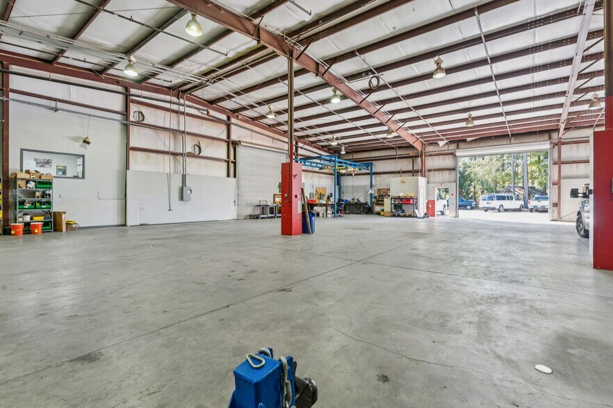More Photos Of 3270 Benchmark Dr, Ladson Manufacturing For Lease