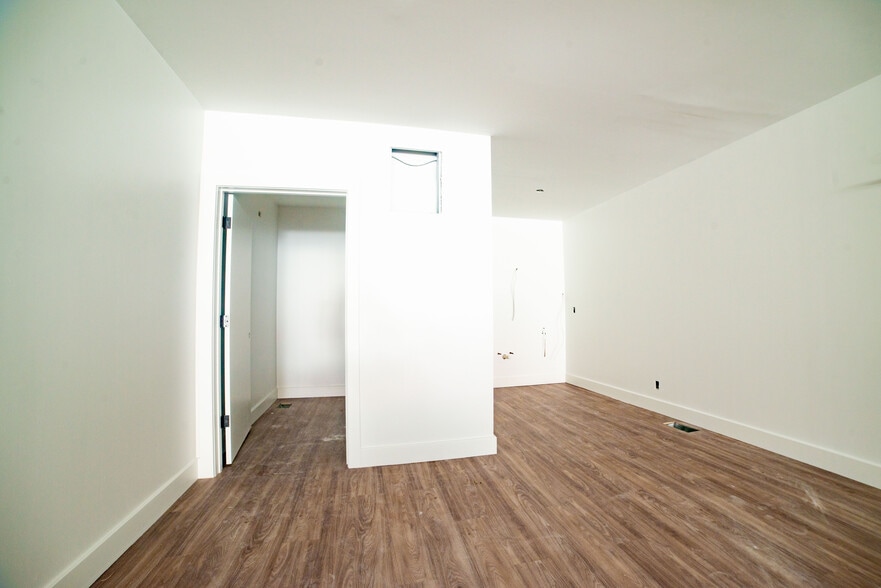 More Photos Of 5914 Troost Ave, Kansas City Flex For Lease