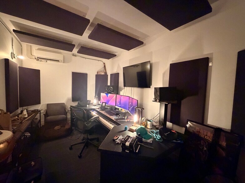 More Photos Of 11008 Magnolia Blvd, North Hollywood Storefront For Sale