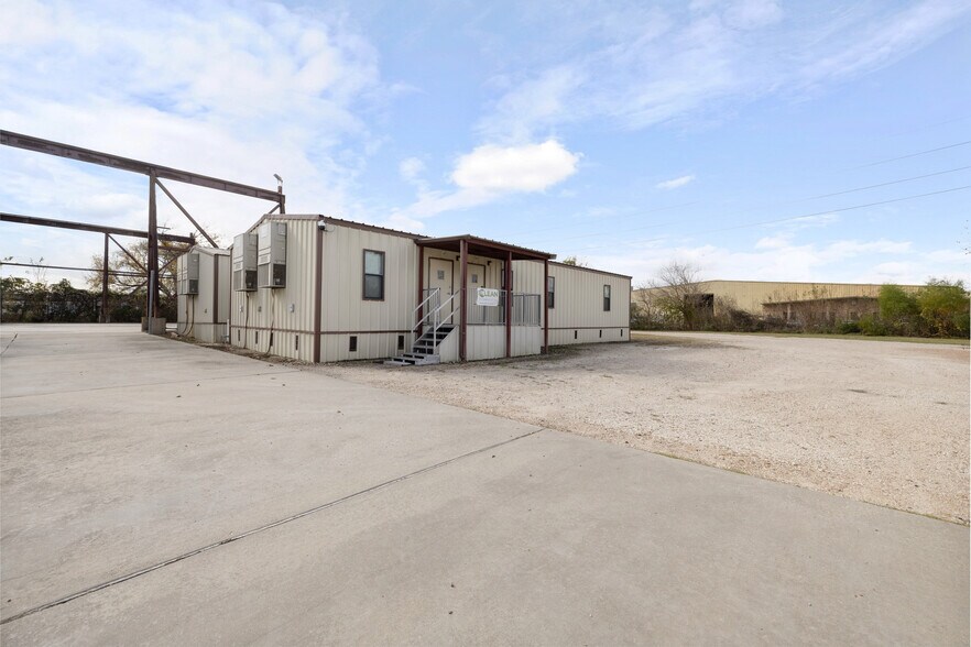 More Photos Of 12050 Proctor St, Houston Warehouse For Lease
