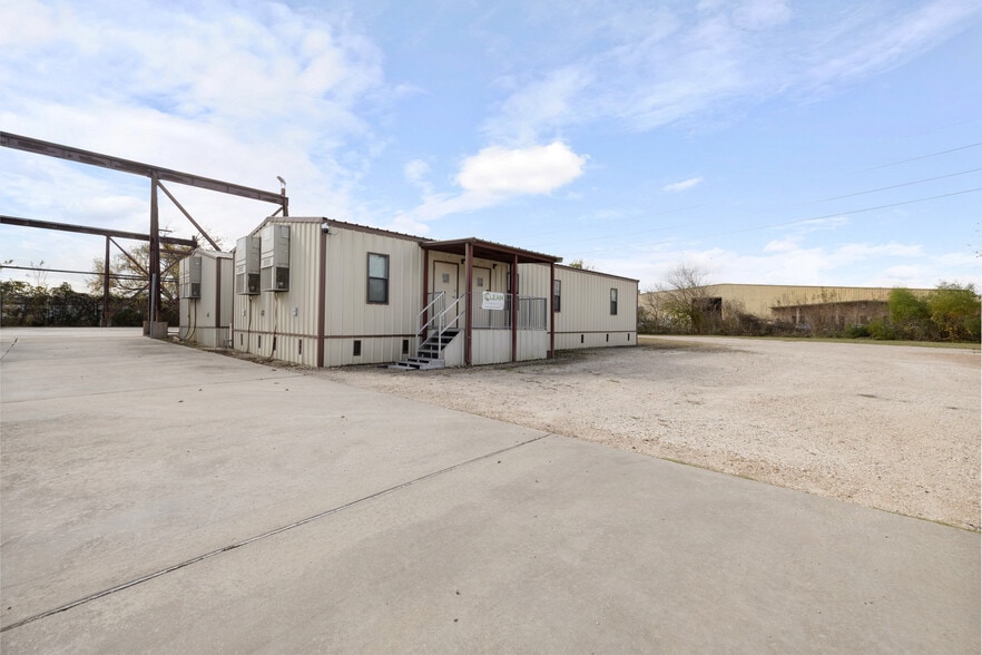 More Photos Of 12050 Proctor St, Houston Warehouse For Lease