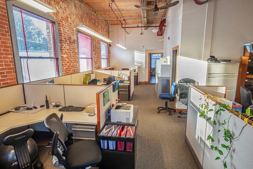 More Photos Of 320 Riverside Dr, Florence Office For Sale