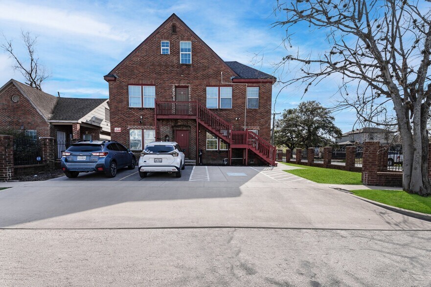More Photos Of 2602 Isabella St, Houston Apartments For Sale