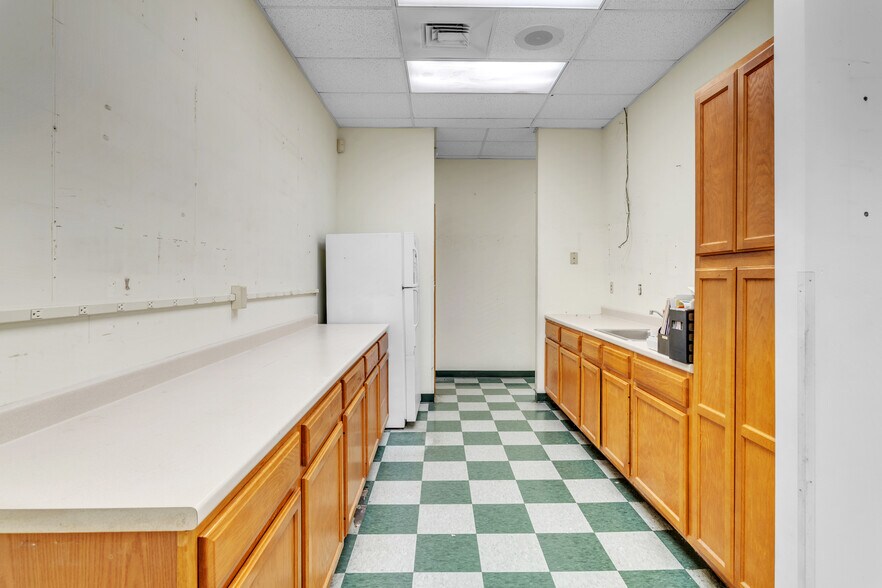 More Photos Of 1361 Memorial Dr, Chicopee Veterinarian Kennel For Lease