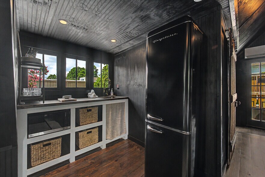 More Photos Of 31 Earl St, Clayton General Retail For Sale