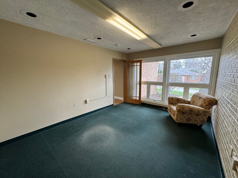 More Photos Of 207 Webster St, Batavia Office Residential For Lease