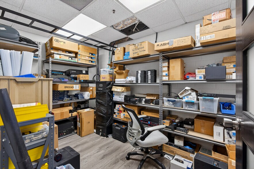 More Photos Of 435-437 N Varney St, Burbank Warehouse For Lease