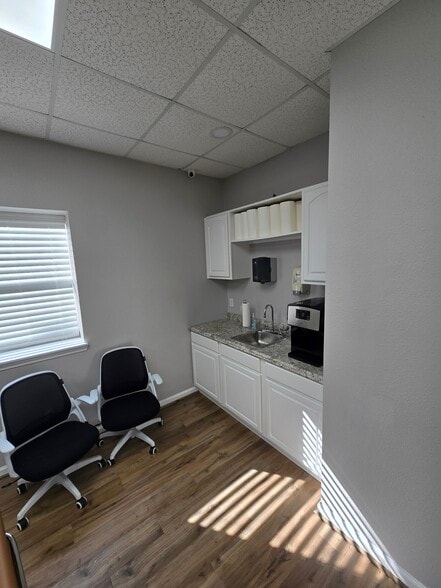 More Photos Of 404 Newport Blvd, League City Flex For Sale