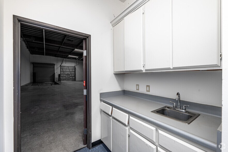 More Photos Of 4802 Littlejohn St, Baldwin Park Warehouse For Lease