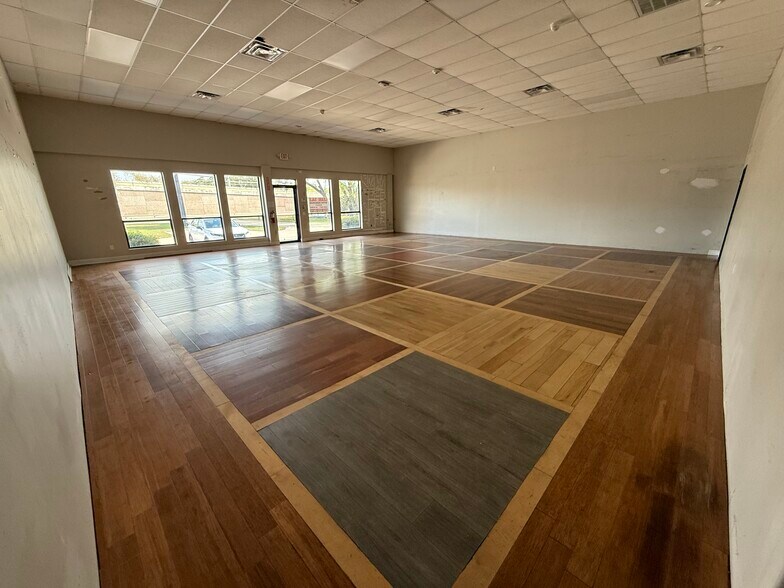More Photos Of 21755 N I-45, Spring Showroom For Sale