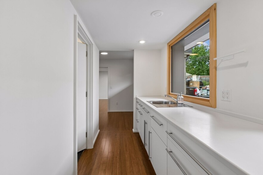 More Photos Of 901 NE 23rd Ave, Saint Anthony Office For Sale