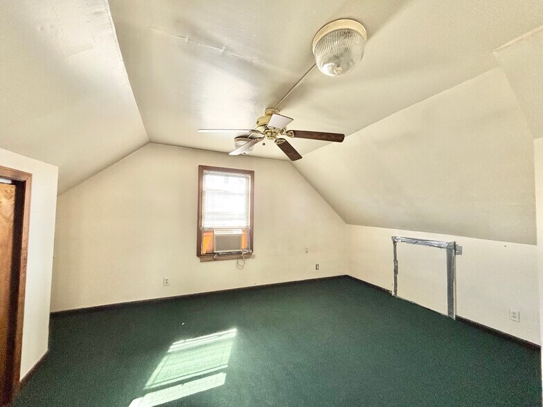 More Photos Of 39 Grenhart Rd, Stamford Freestanding For Lease