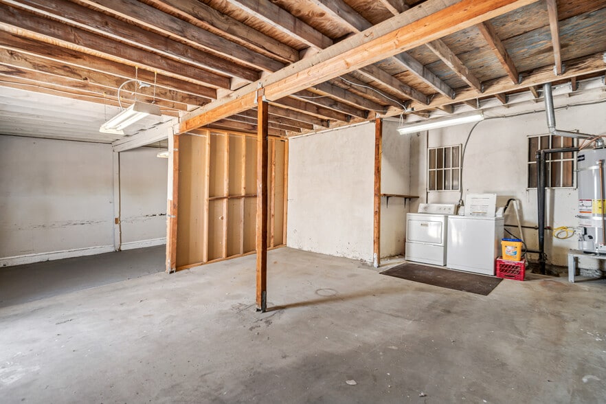 More Photos Of 8837 E Palmdale Blvd, Palmdale Research And Development For Sale