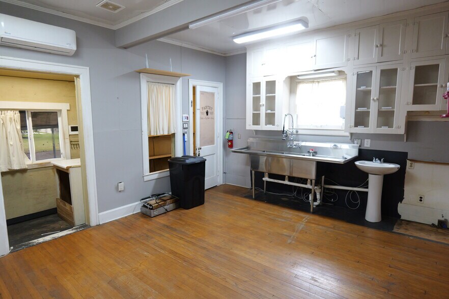 More Photos Of 1317 N Parkerson Ave, Crowley Storefront Retail Office For Sale