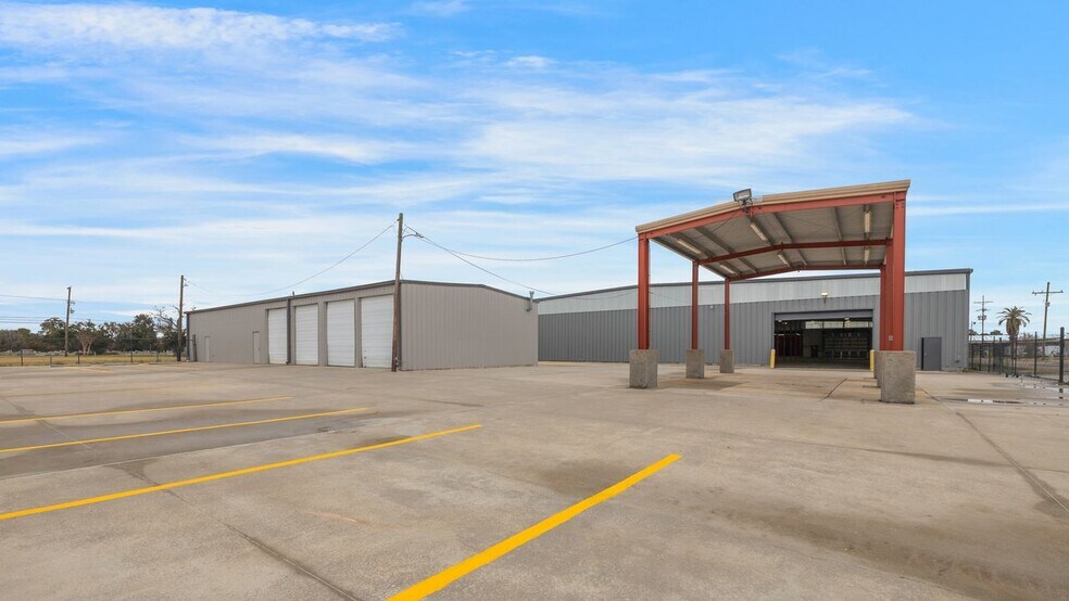 More Photos Of 403 W Admiral Doyle Dr, New Iberia Distribution For Lease