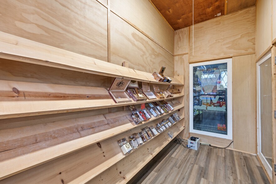 More Photos Of 4413 Glenway Ave, Cincinnati Storefront For Sale