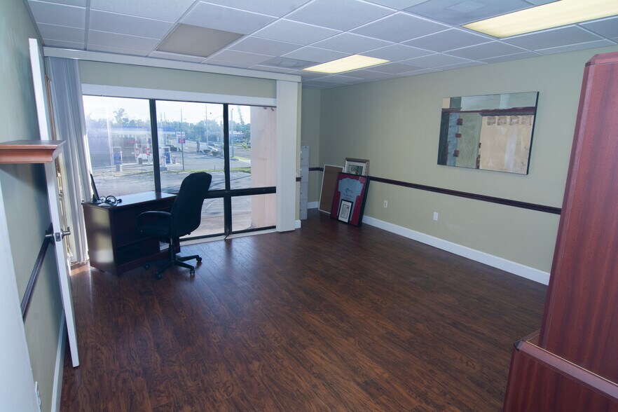 More Photos Of 3617 Webber St, Sarasota General Retail For Sale