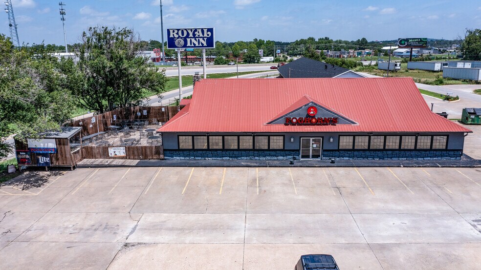 More Photos Of 1100 S 48th Pl, Springdale Restaurant For Lease