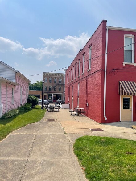 More Photos Of 128-142 N Canal St, Canal Fulton Storefront Retail Residential For Lease
