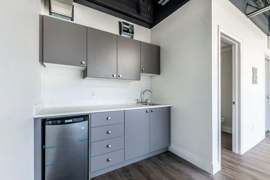 More Photos Of 587 Hanlon Creek Blvd, Guelph Showroom For Lease