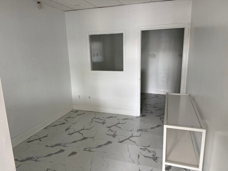 More Photos Of 1850-1880 Ashwood Cir, Ft Wright Freestanding For Lease