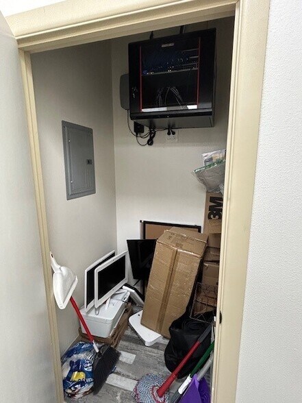 More Photos Of 2307 Stafford Blvd, Pecos Industrial For Lease