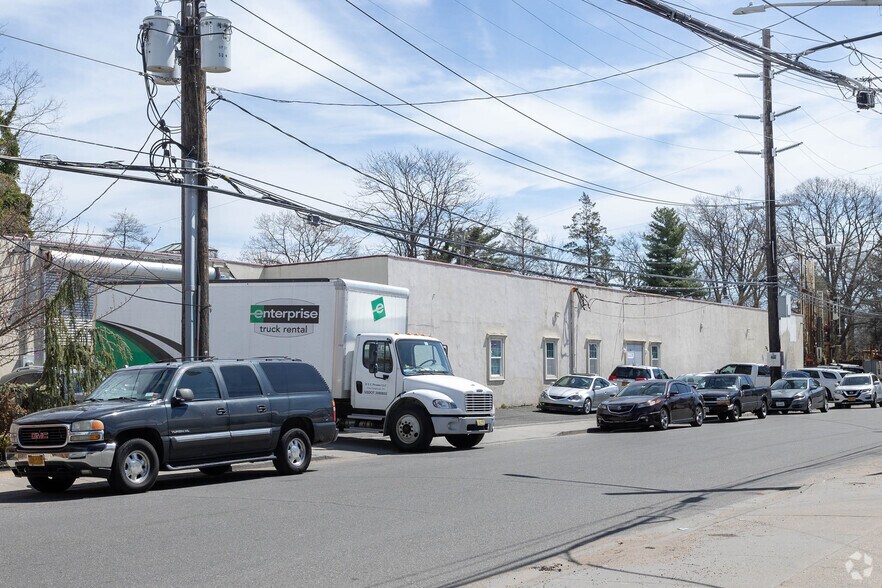More Photos Of 59 Hempstead Gardens Dr, West Hempstead Warehouse For Lease