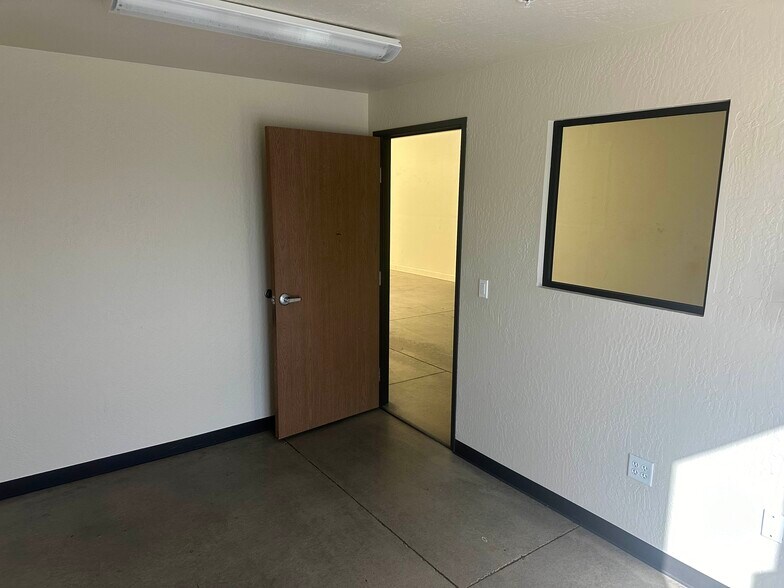 More Photos Of 1601-1621 Olympic Dr, Turlock Warehouse For Lease