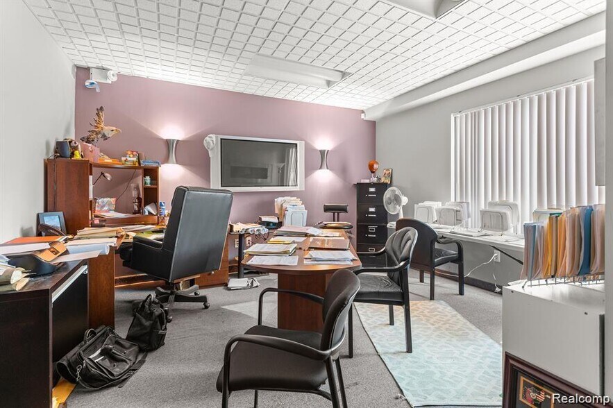 More Photos Of 3020 Oakwood Blvd, Melvindale Office For Sale