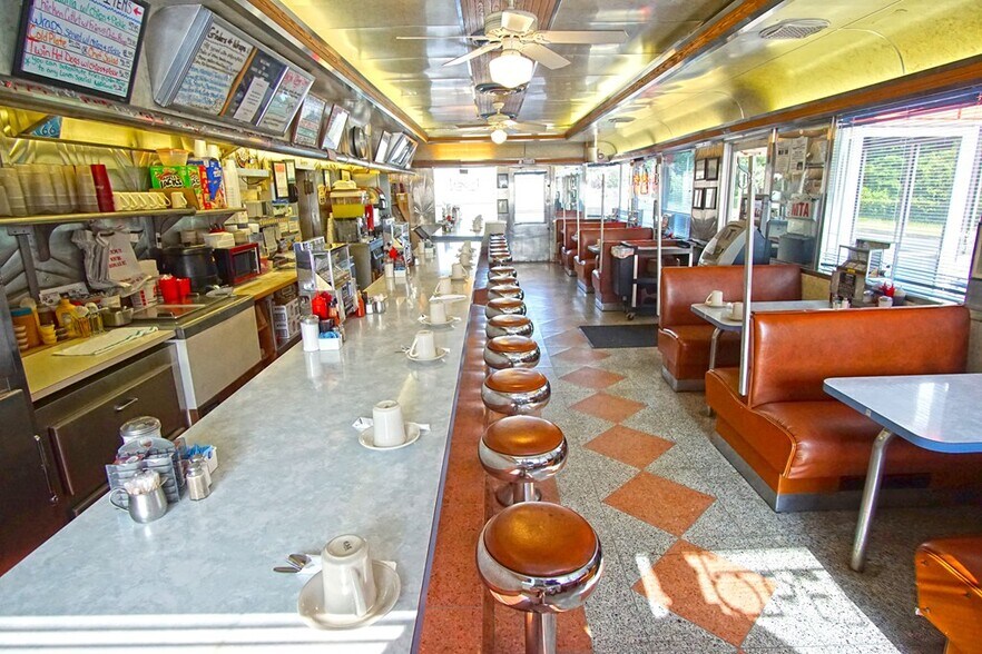 More Photos Of 950 Bay St, Springfield Restaurant For Sale