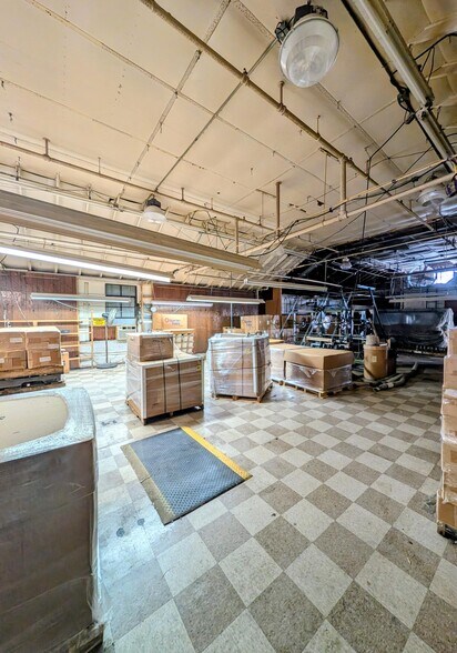 More Photos Of 20 N Front St, Bally Distribution For Sale