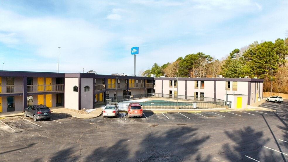 More Photos Of 2075 Highway 192 W, London Hotel For Sale