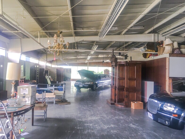 More Photos Of 1530 W Olive St, Springfield Showroom For Sale