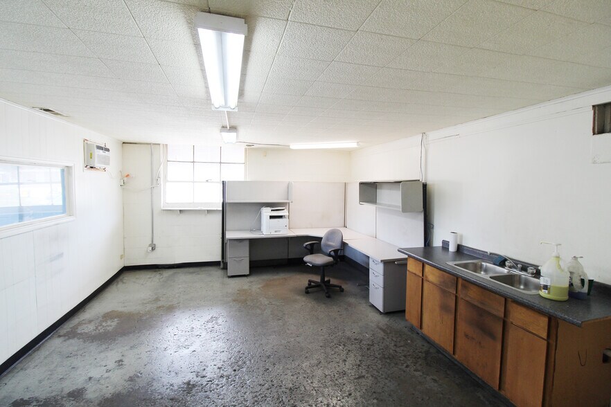 More Photos Of 703 1st Ave N, Lewisburg Warehouse For Lease