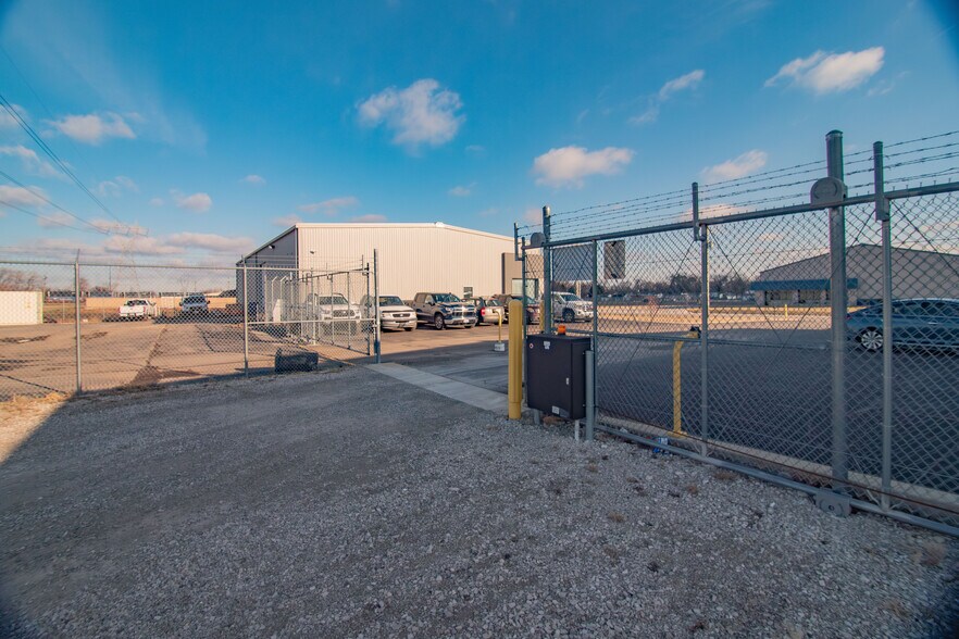 More Photos Of 371 Transpoint Dr, Dupo Warehouse For Lease