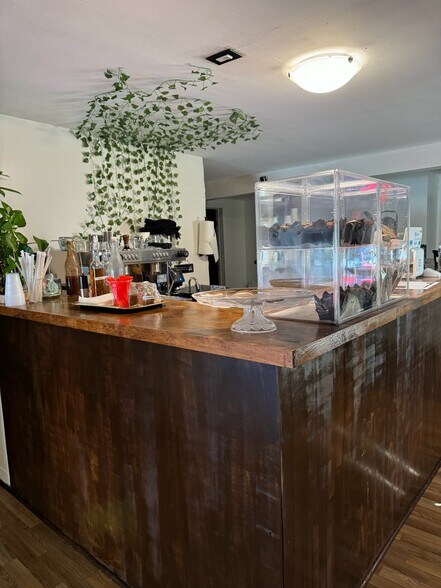 More Photos Of 2051-2055 Springfield Ave, Vauxhall General Retail For Lease