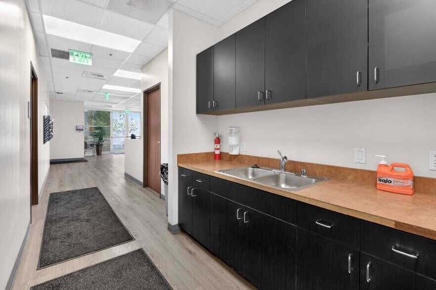 More Photos Of 9031 N Lurline Ave, Chatsworth Distribution For Lease