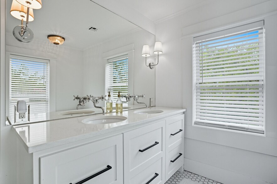 More Photos Of 924 S Main St, Broken Arrow Showroom For Sale