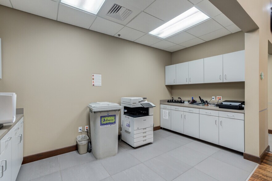 More Photos Of 5241 98th St, Lubbock Office For Sale