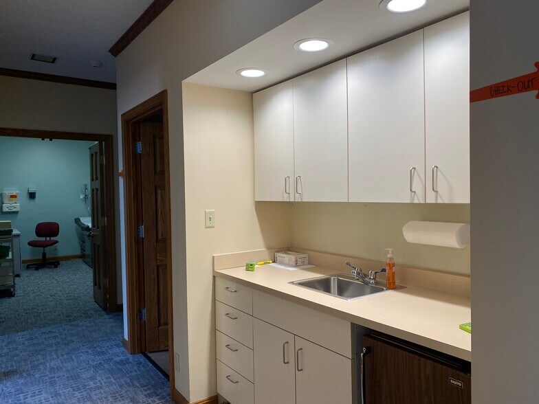 More Photos Of 2665 Fox Pointe Dr, Columbus Medical For Lease