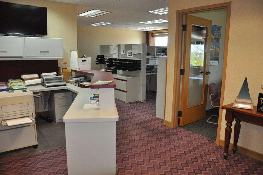 More Photos Of 669 N Medina St, Loretto Office For Sale