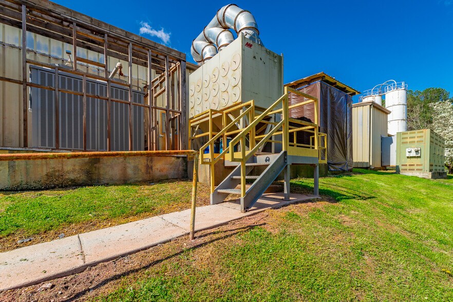 More Photos Of 1129 S Chattanooga St, LaFayette Warehouse For Sale